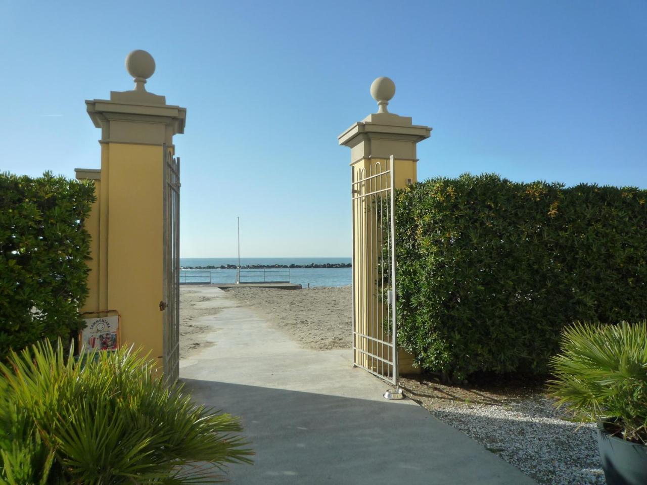 Hotel Casa F.A.C.I Marina di Massa Exterior foto
